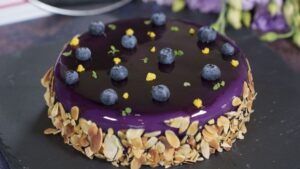 Torta sa ljubičastom mirror glazurom, borovnicama i bademom
