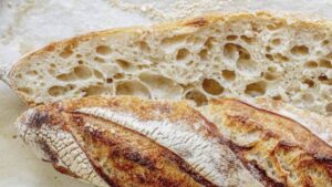 Ciabatta sa krupnim šupljinama i hrskavom korom u preseku
