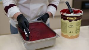 Nanošenje preliva Velvet Raspberry na sladoled na Danima sladoleda